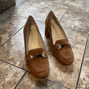 Anne Klein suede shoes NWOB